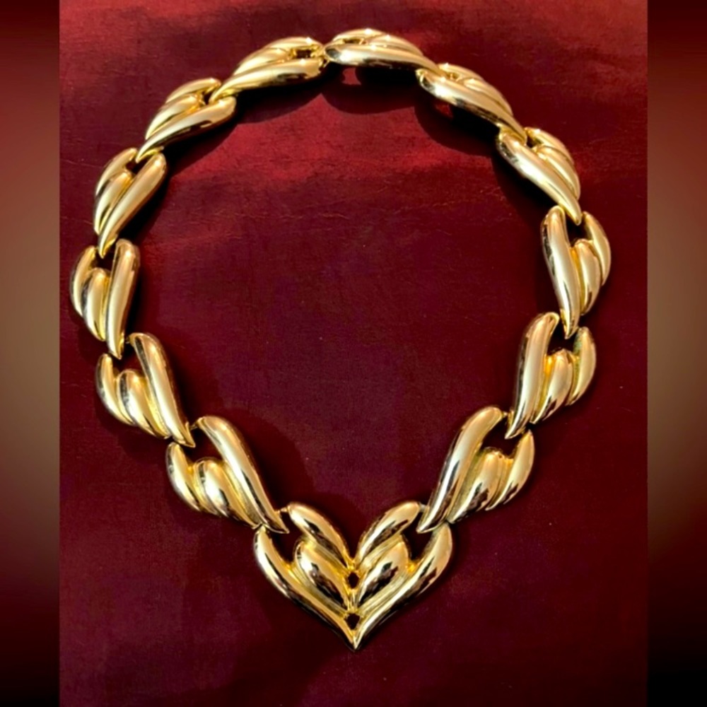 Beautiful gold tone designer love necklace new in box - Picture 3 of 4